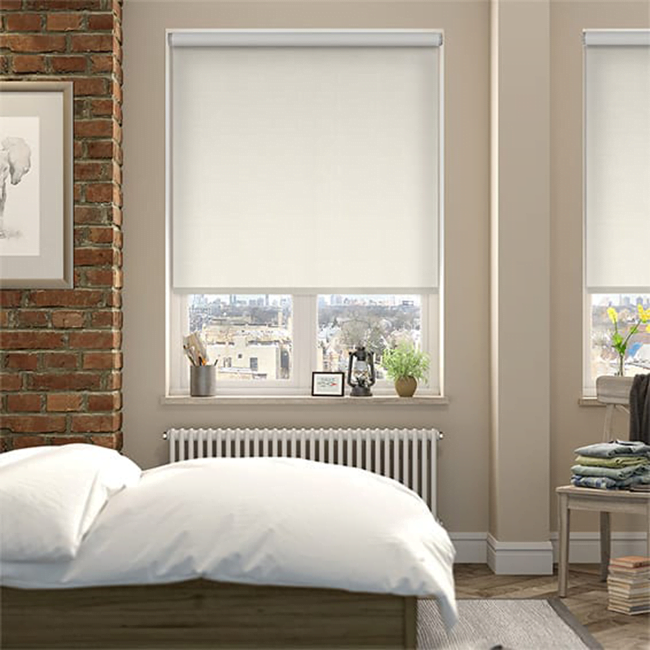 Với mẫu rèm cửa sổ phòng ngủ màu kem hiện đại, bạn sẽ tạo được không gian nghỉ ngơi trong lành và tràn đầy sự ấm áp. Rèm cửa sổ giúp bạn tạo được không gian riêng tư, đồng thời bảo vệ khỏi ánh nắng và gió. Hãy trang trí căn phòng của bạn với mẫu rèm đặc biệt này để có được một không gian sống tiện nghi và thoải mái.