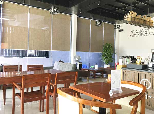 Màn cửa cuốn quán cafe