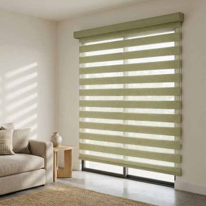 Rèm cầu vồng màu xanh olive nhạt tại cửa sổ phòng khách hiện đại