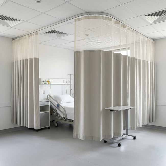 Rèm che y tế kháng khuẩn màu xám nhạt có phần lưới thoáng khí phía trên