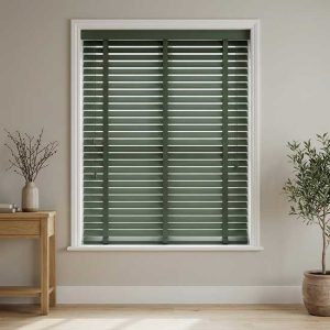 Mẫu rèm gỗ đẹp màu xanh rêu với thiết kế sáo ngang hiện đại.