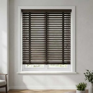 Rèm gỗ giá rẻ màu nâu đen than thiết kế lá ngang hiện đại.