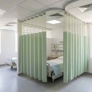 Rèm ngăn giường bệnh viện màu xanh lá nhạt có phần lưới thoáng khí phía trên