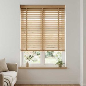 Rèm sáo gỗ tự nhiên màu gỗ sồi sáng cho cửa sổ hiện đại
