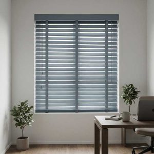 Rèm sáo gỗ lá ngang màu xanh xám lắp đặt tại cửa sổ hiện đại.